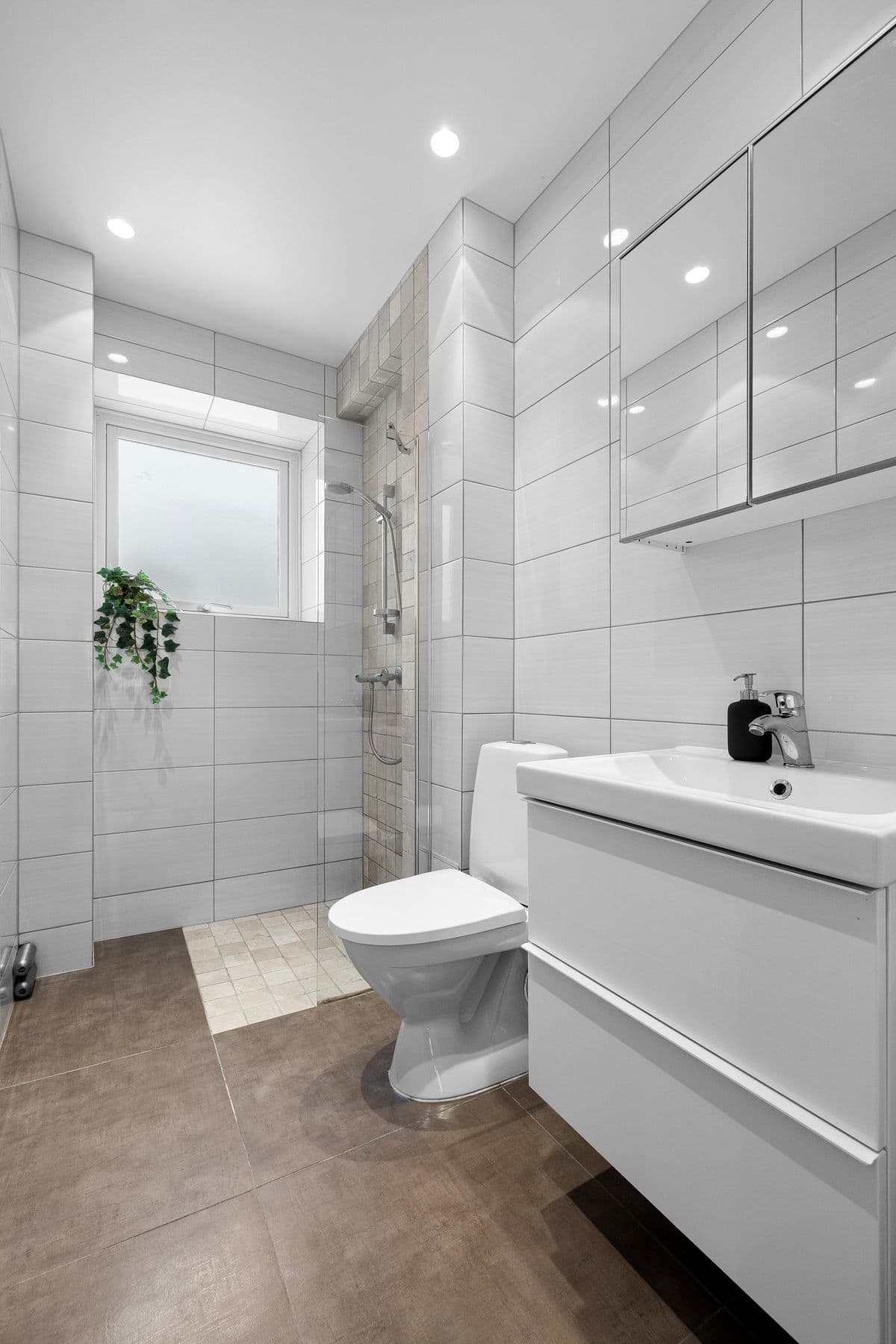 Small bathroom with floating vanity and large mirror