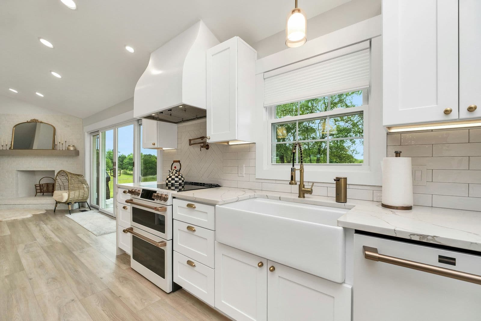 White shaker kitchen with farmhouse sink